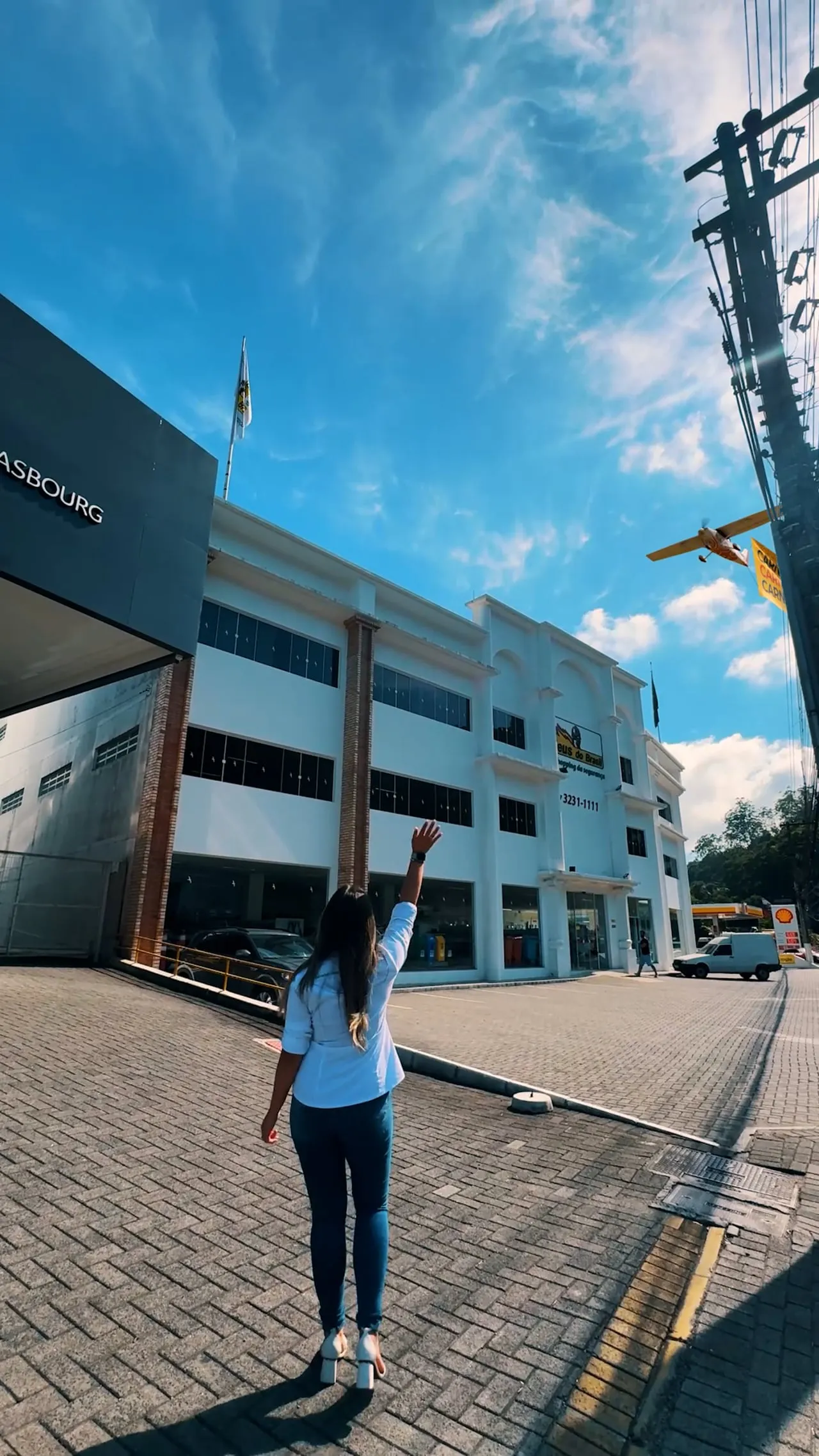 VFX estilo FOOH — ultraleve sobrevoando a empresa