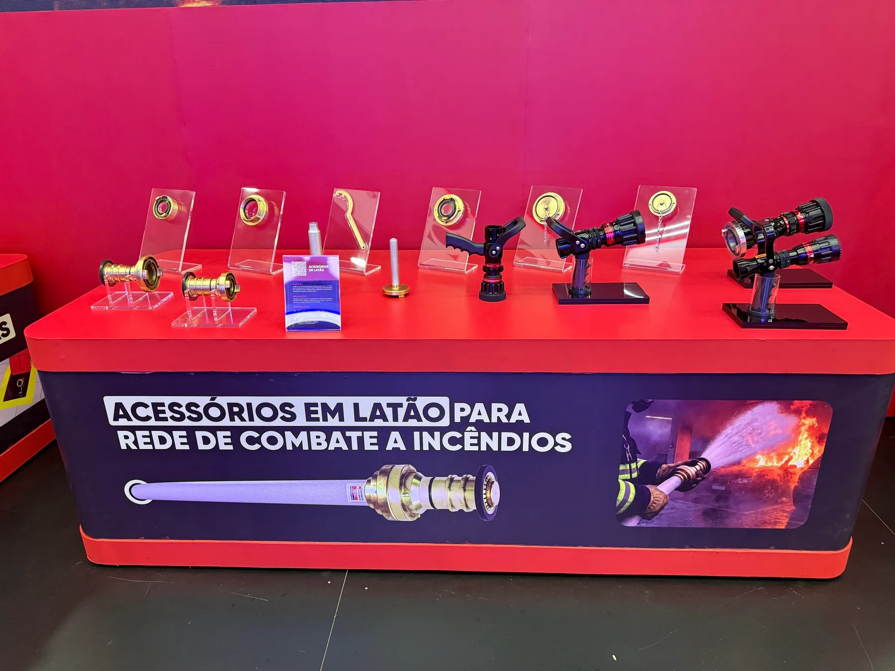 Comunicação visual na bancada de acessórios em latão