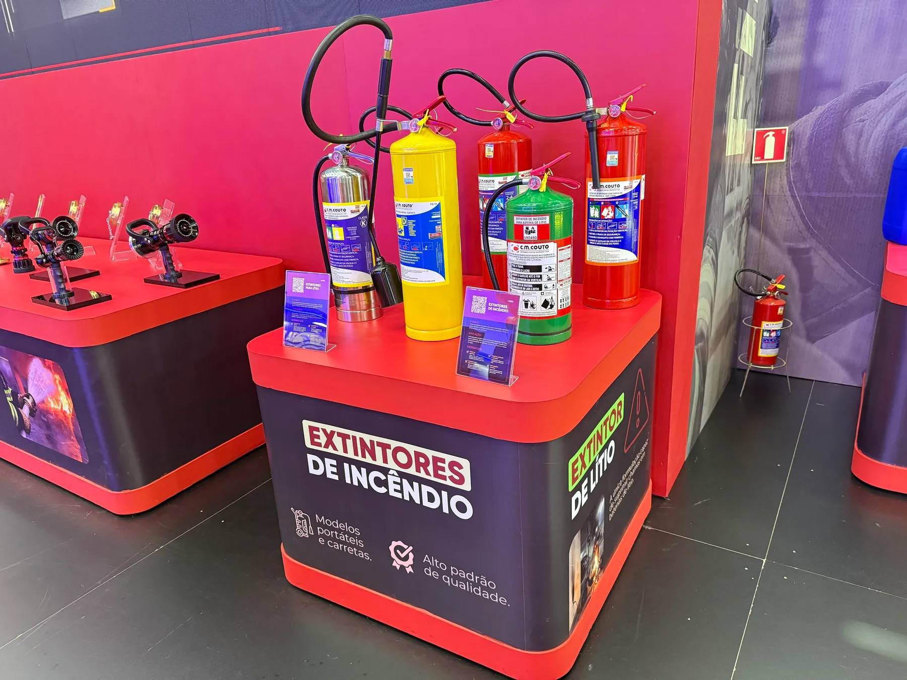 Bancada de extintores com identificação de produtos e displays