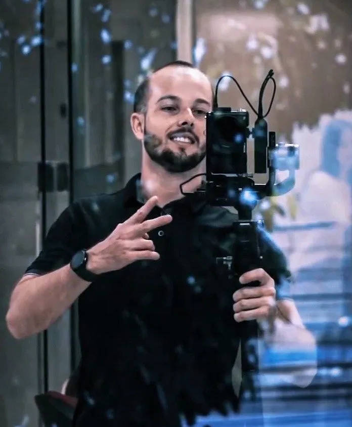 Herbert filmando com câmera e gimbal