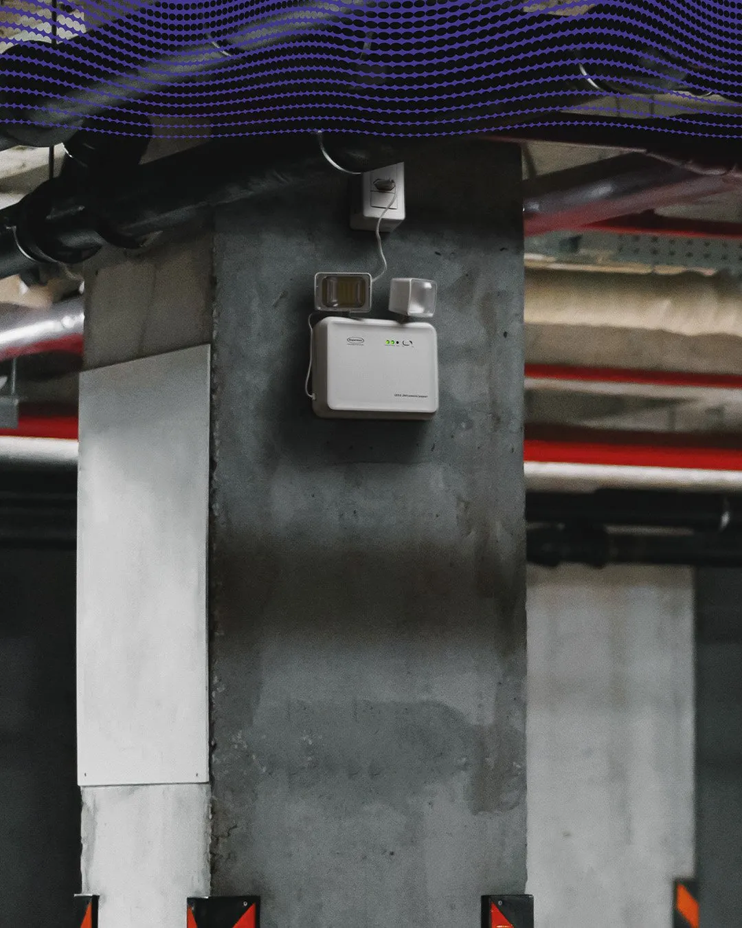 Luminária de emergência instalada em pilar de garagem subterrânea, criada por manipulação digital