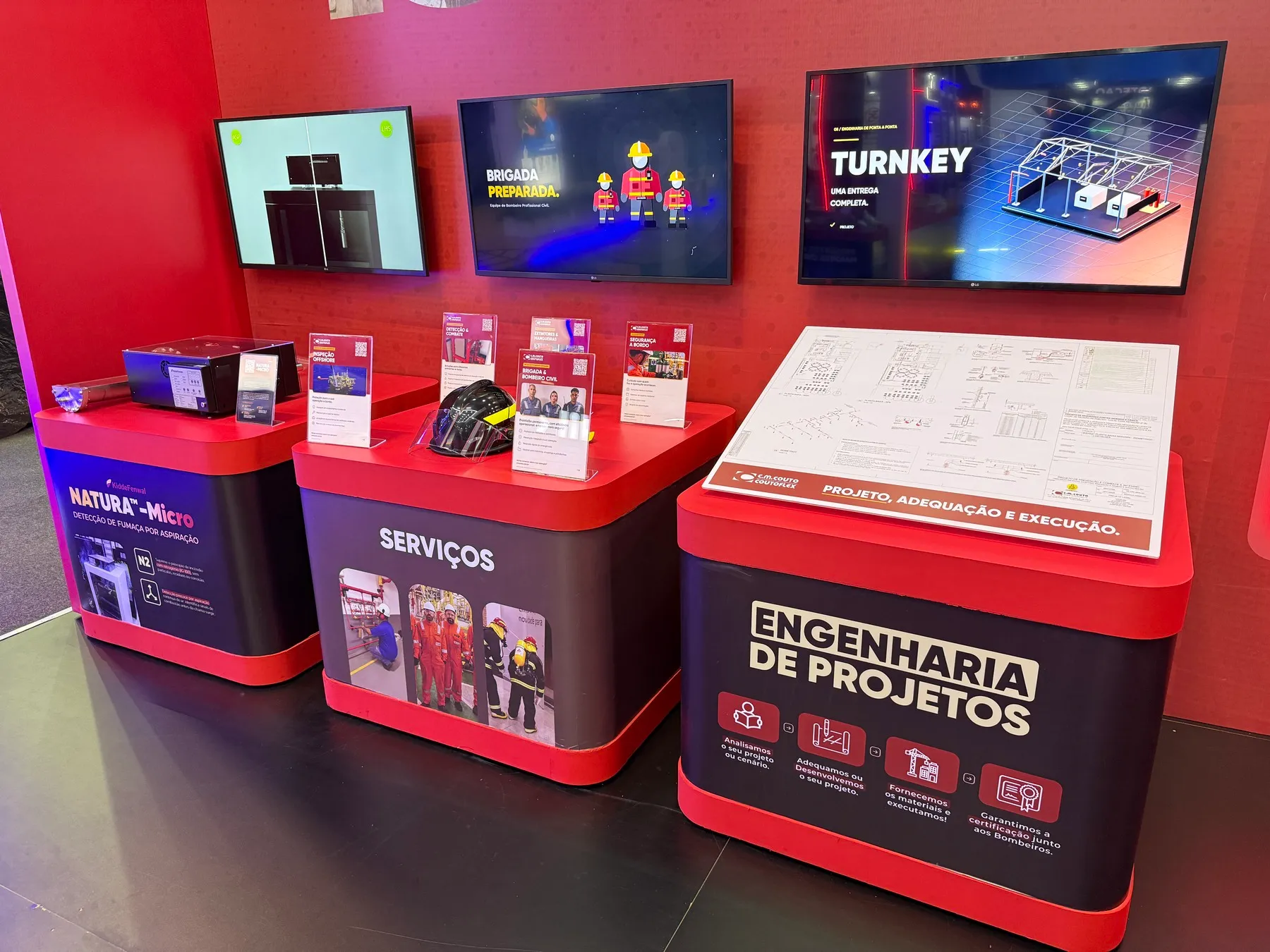 Bancadas de serviços e engenharia com displays, materiais gráficos e telas