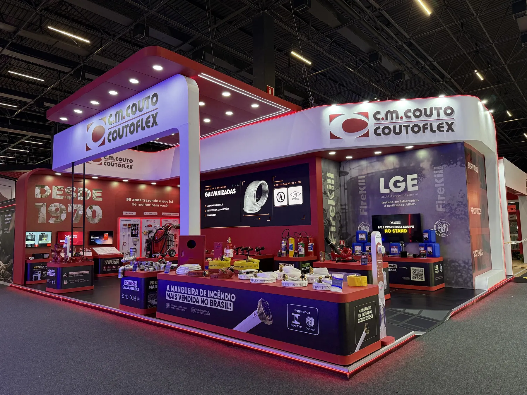 Estande da CM Couto / Coutoflex na Fireshow 2026, com a comunicação visual aplicada às paredes e aos expositores